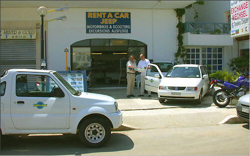 Advice on excursions. But the shot is a fake: Left hand the owner, and right the webdesigner.